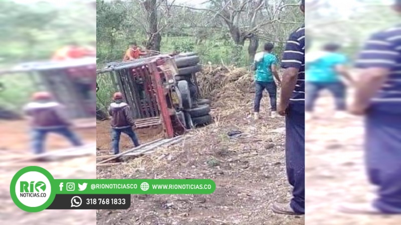 Photo of Camión cargado de ganado se volcó en la vía Corozal – Betulia