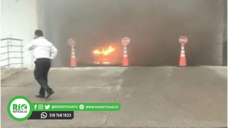 Vehículo se incendió en el parqueadero del C.C Alamedas