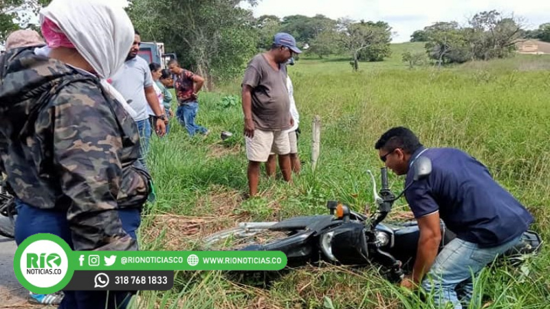 Photo of Conductor de un bus chocó a motociclista y se voló en la vía La Apartada – Ayapel