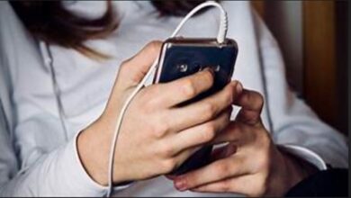 Photo of Una niña de 12 años muere electrocutada al usar el celular mientras estaba cargando