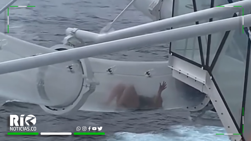 Pasajera queda atrapada en tobogán transparente sobre el mar: angustiante momento se vuelve viral